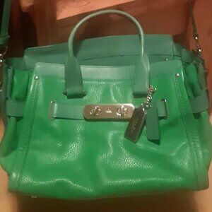 Rare: 1/4 in the world made of this timeless classic coach leather shoulder bag